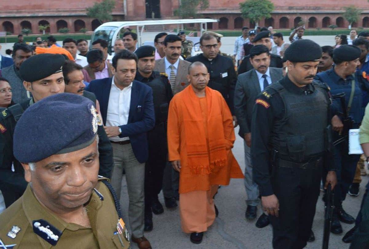 cm yogi adityanath got angry after see dust and dirt near Taj Mahal