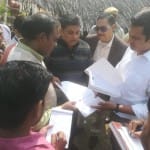 मौके पर जांच करते अधिकारी।