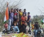 जवान को खुली जीप में बैठाकर गांव ले जाते युवा।