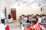 दाऊदयाल महाविद्यालय में आयोजित कार्यशाला में बोलते वक्ता।
