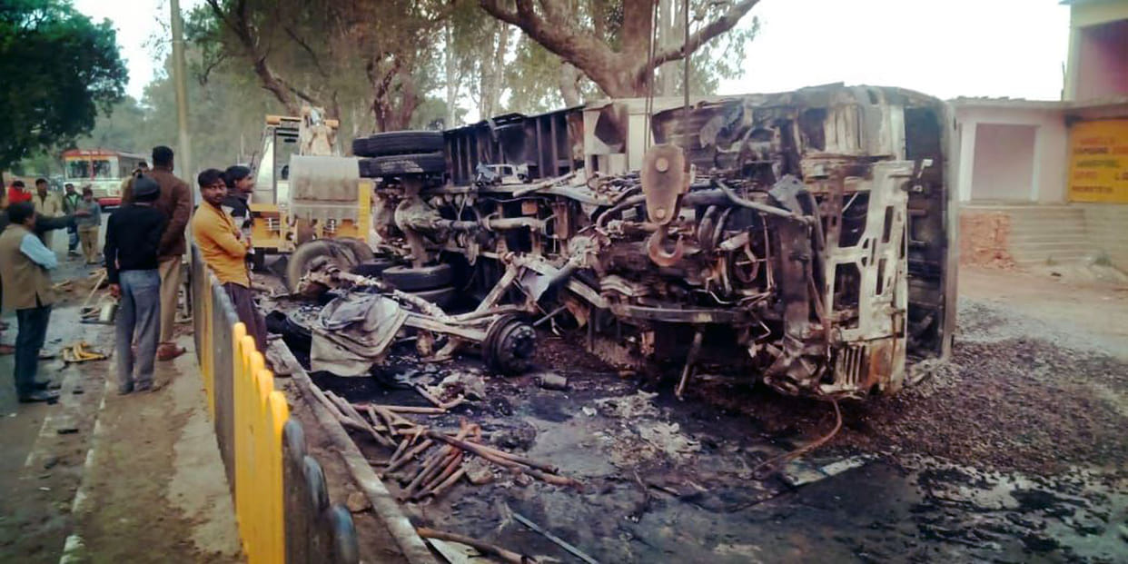 Dumper caught fire from divider to save cattle in Chitrakoot
