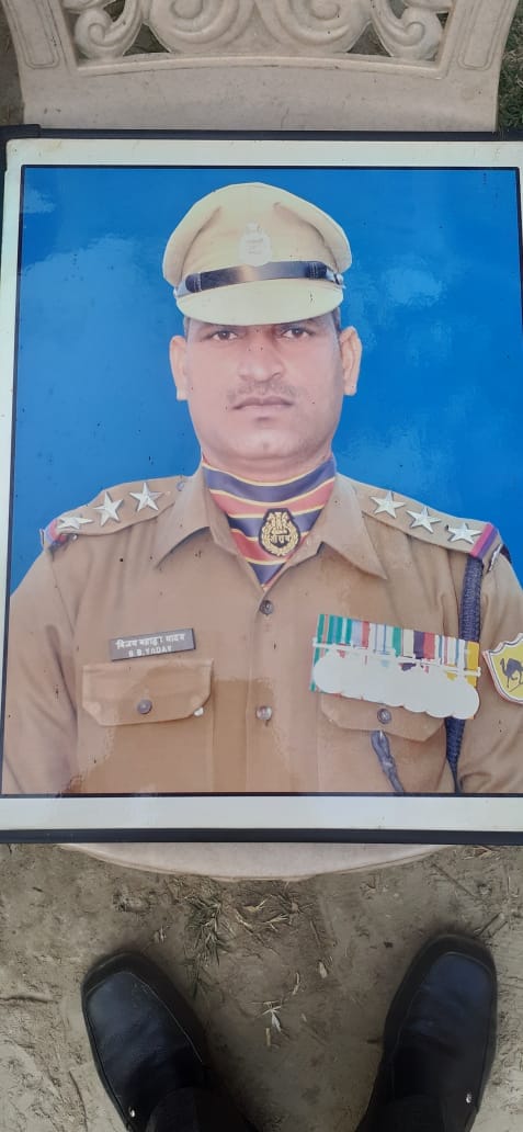 Residents of Jaunpur UP, Assistant Commandant of  BSF commits suicide in jammu