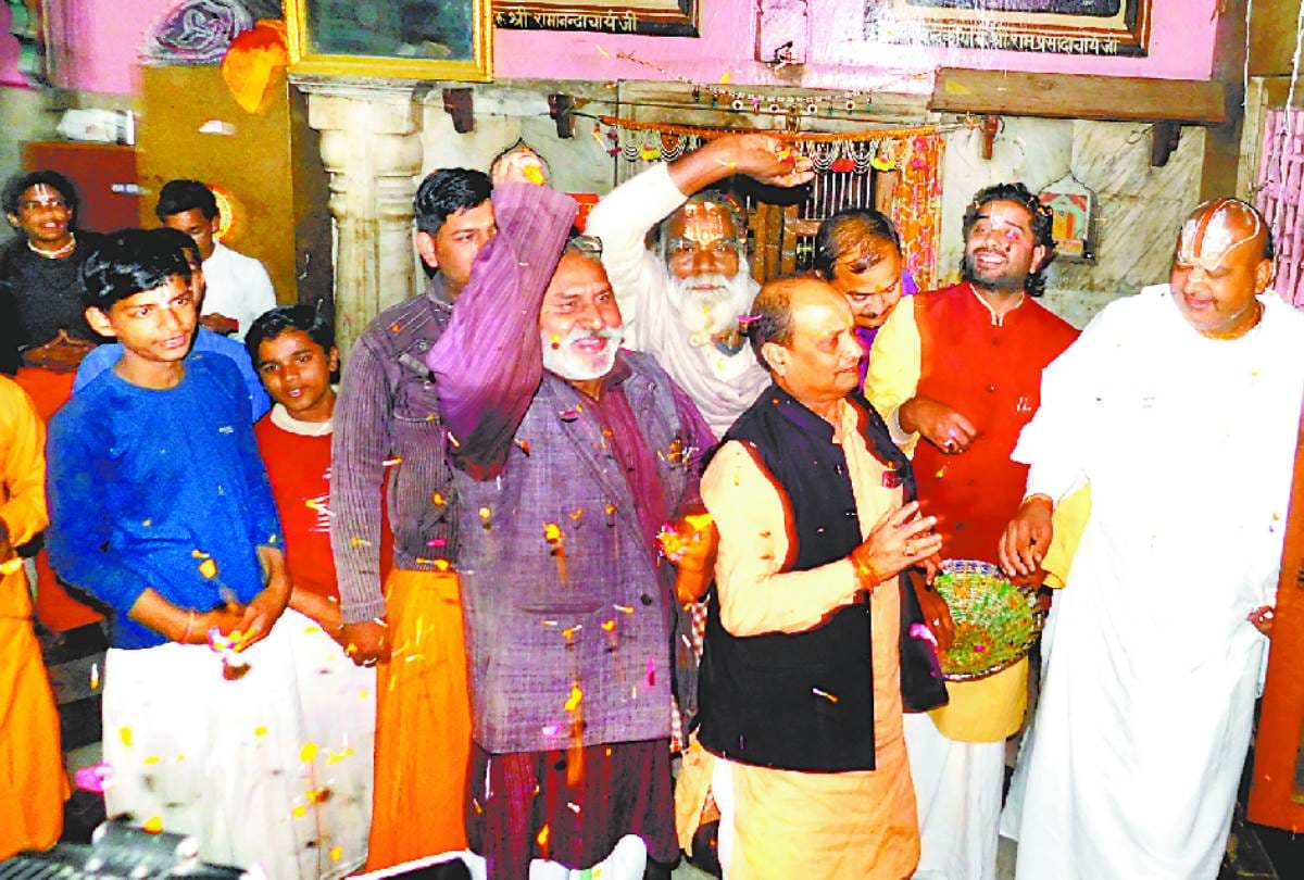 Saints showed happiness on making mahant nritya gopal das chief of ram temple trust.
