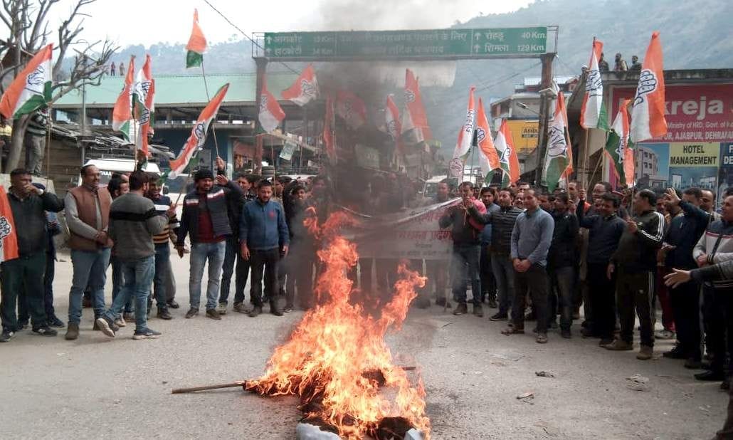 Congress workers burnt center, effigy of state government