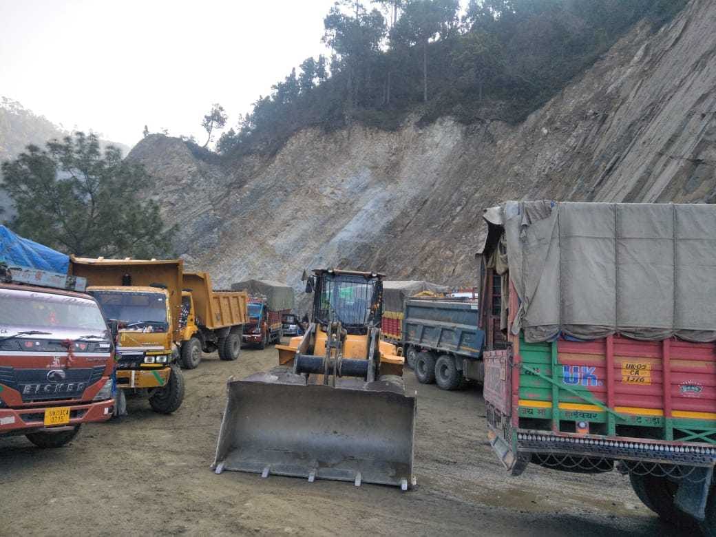 Debris on NH in Swanla, traffic stalled for two hours