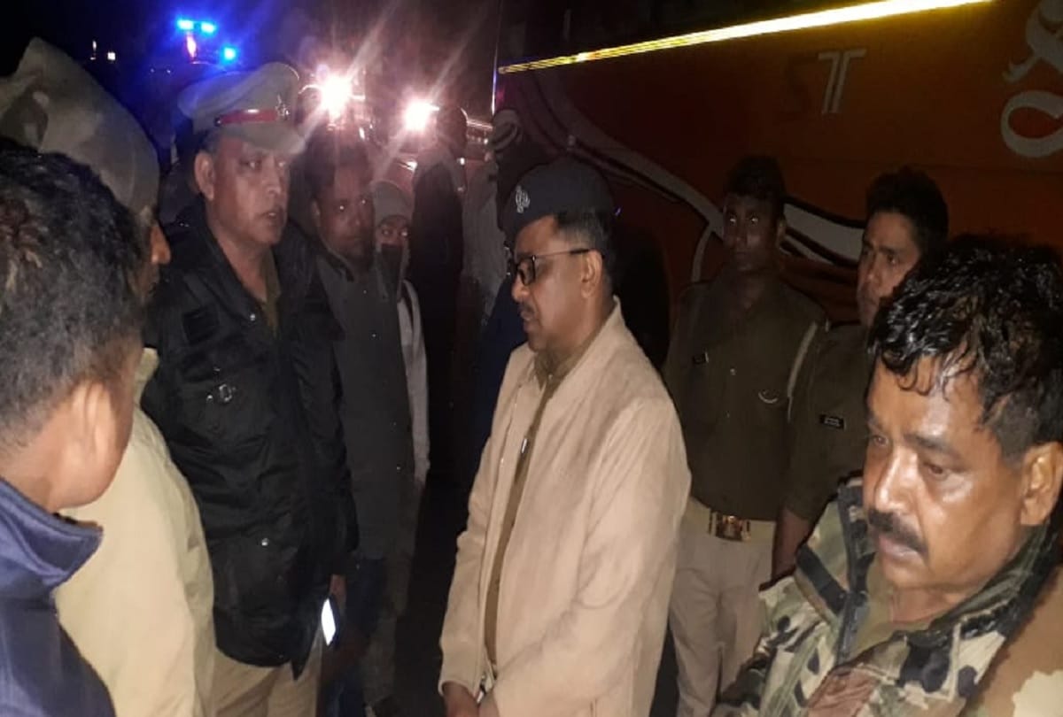 Bus carrying 44 passengers clashed on Agra Lucknow Expressway