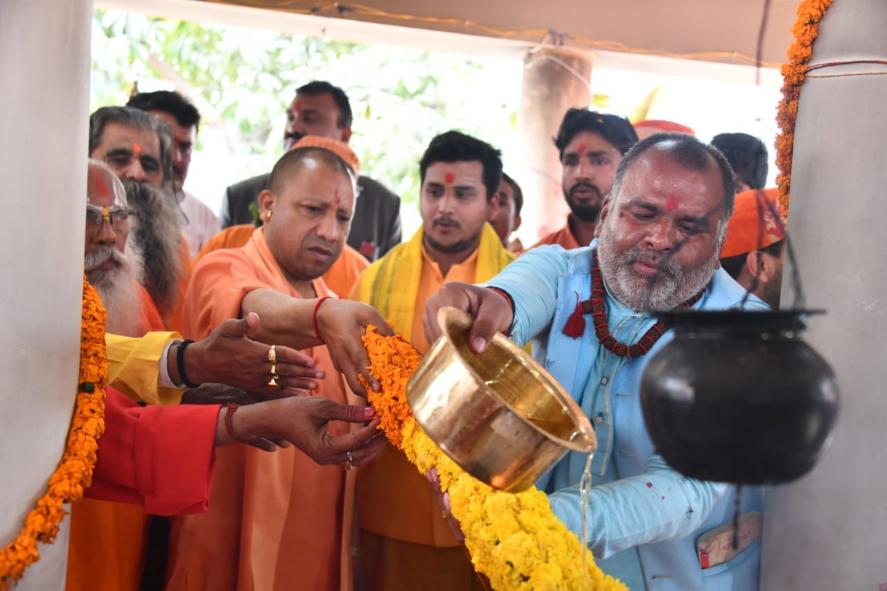 CM yogi adityanath visit in Mansarovar temple in Gorakhpur latest photos