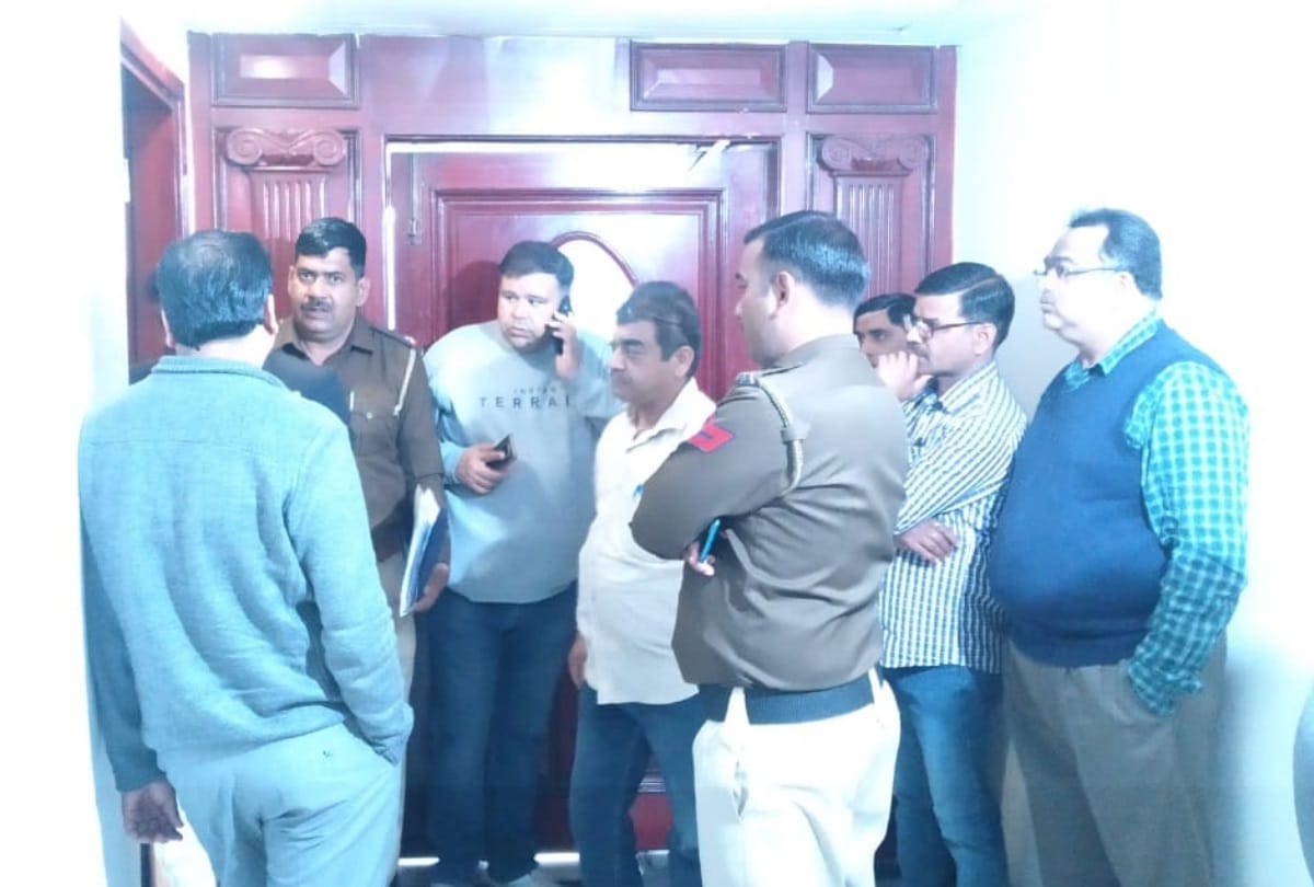 Faridabad exporter atul tyagi commits suicide in hotel delite by cutting veins