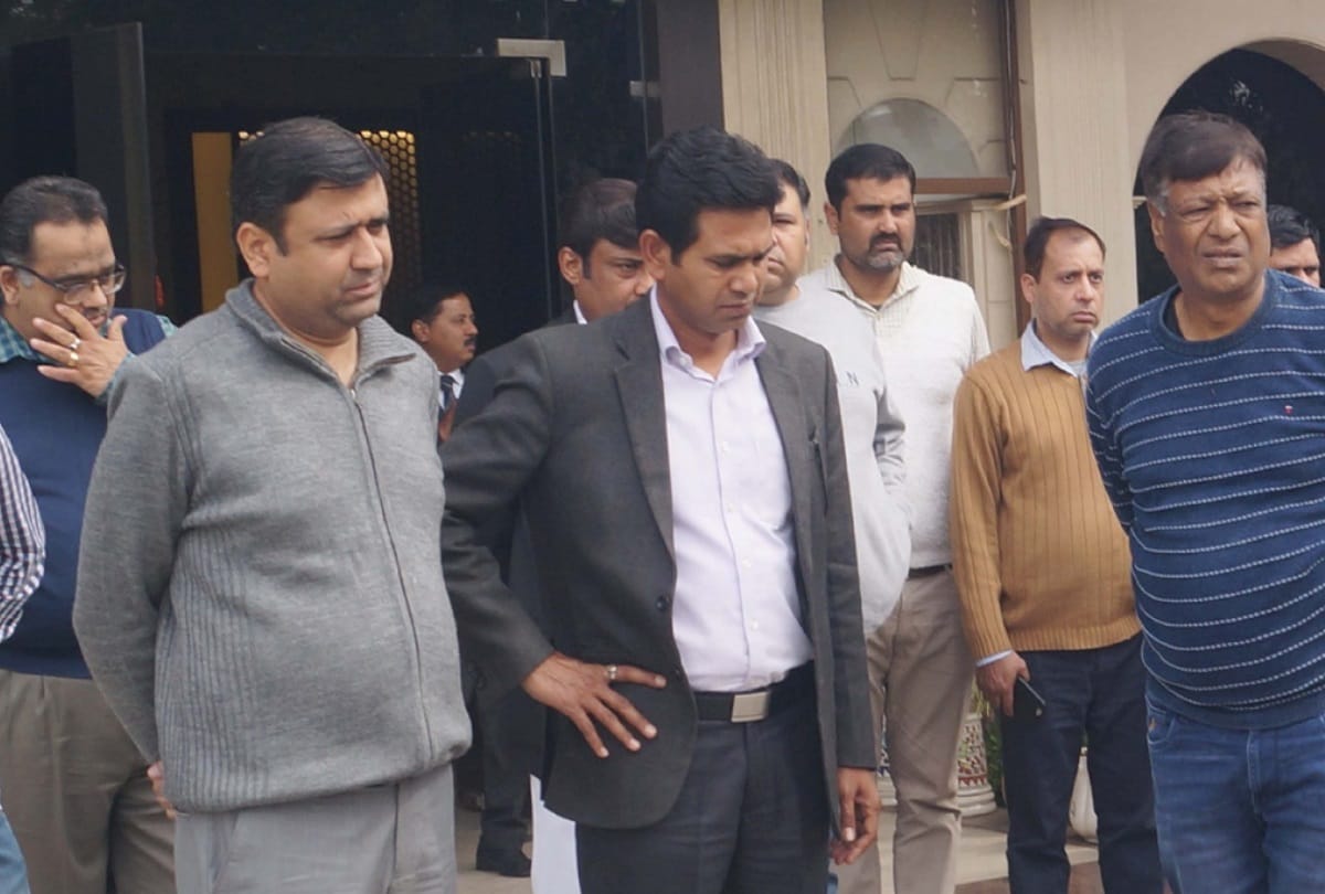 Faridabad exporter atul tyagi commits suicide in hotel delite by cutting veins