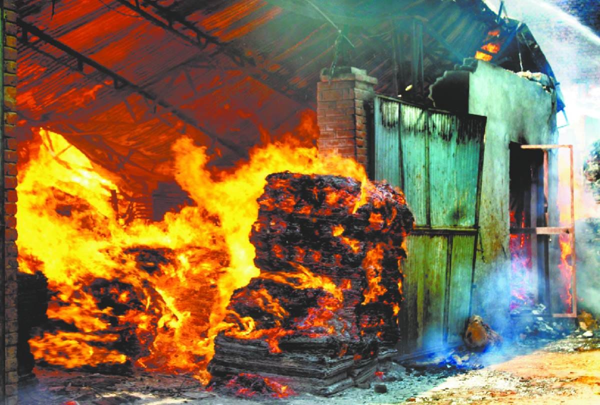 fire broke out in plywood factory in lucknow.