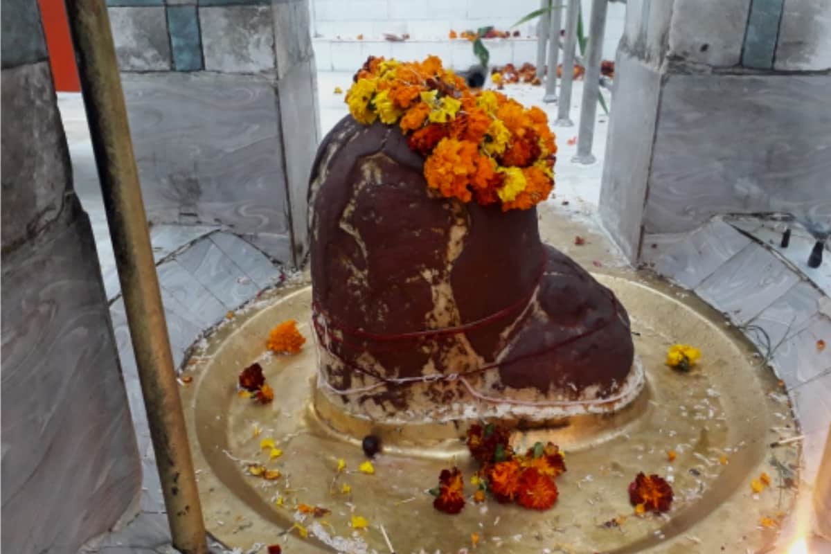 wired story: no one could have made a roof upon this shiva temple in hastinapur