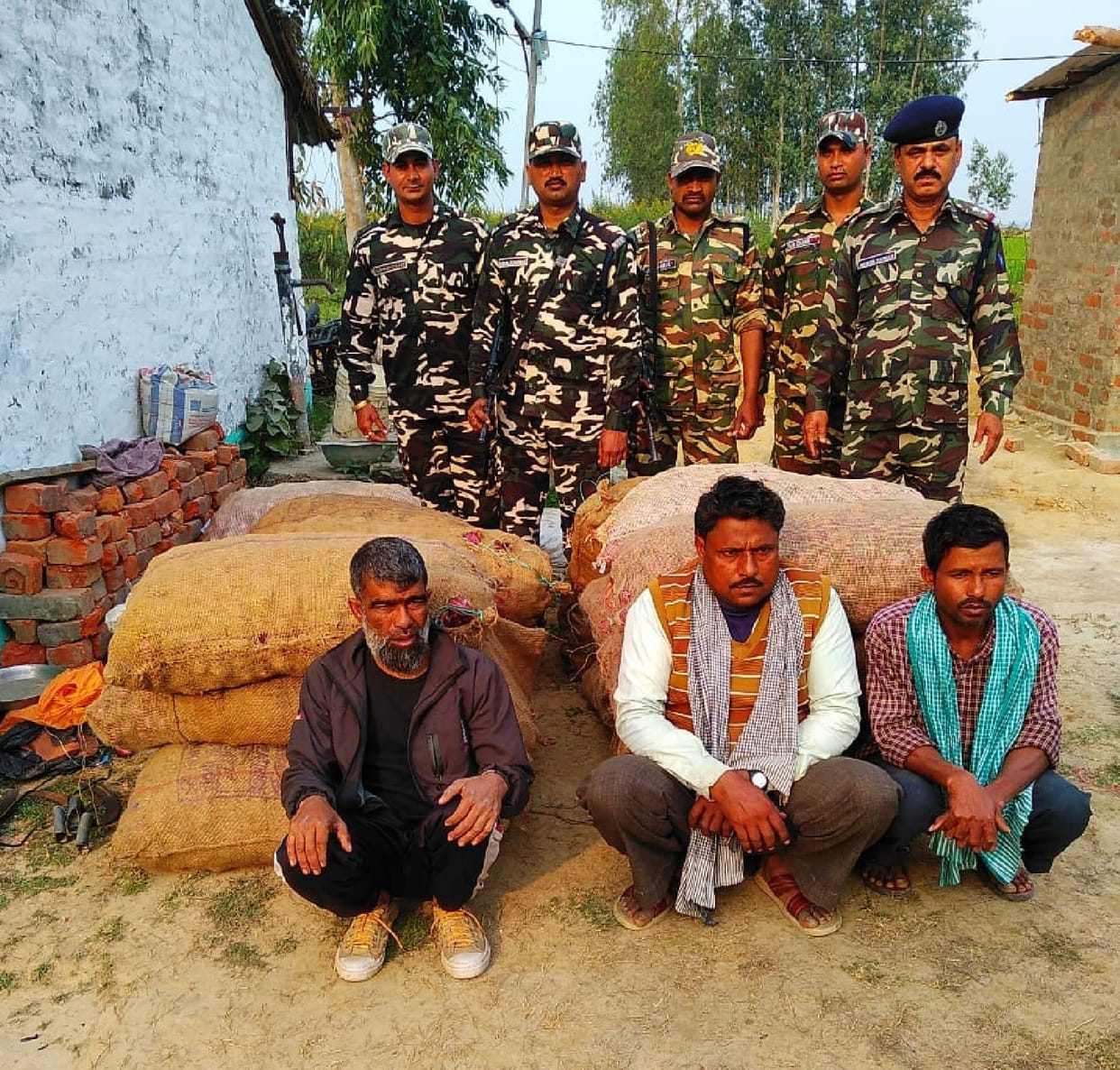 11 quintal onions recovered at the border, three arrested