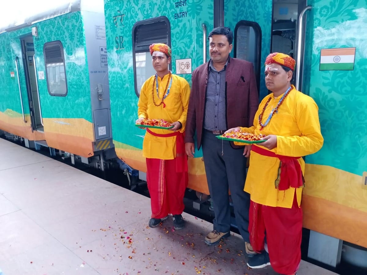 Kashi Mahakal Express departs on time from varanasi to indore in cantt station