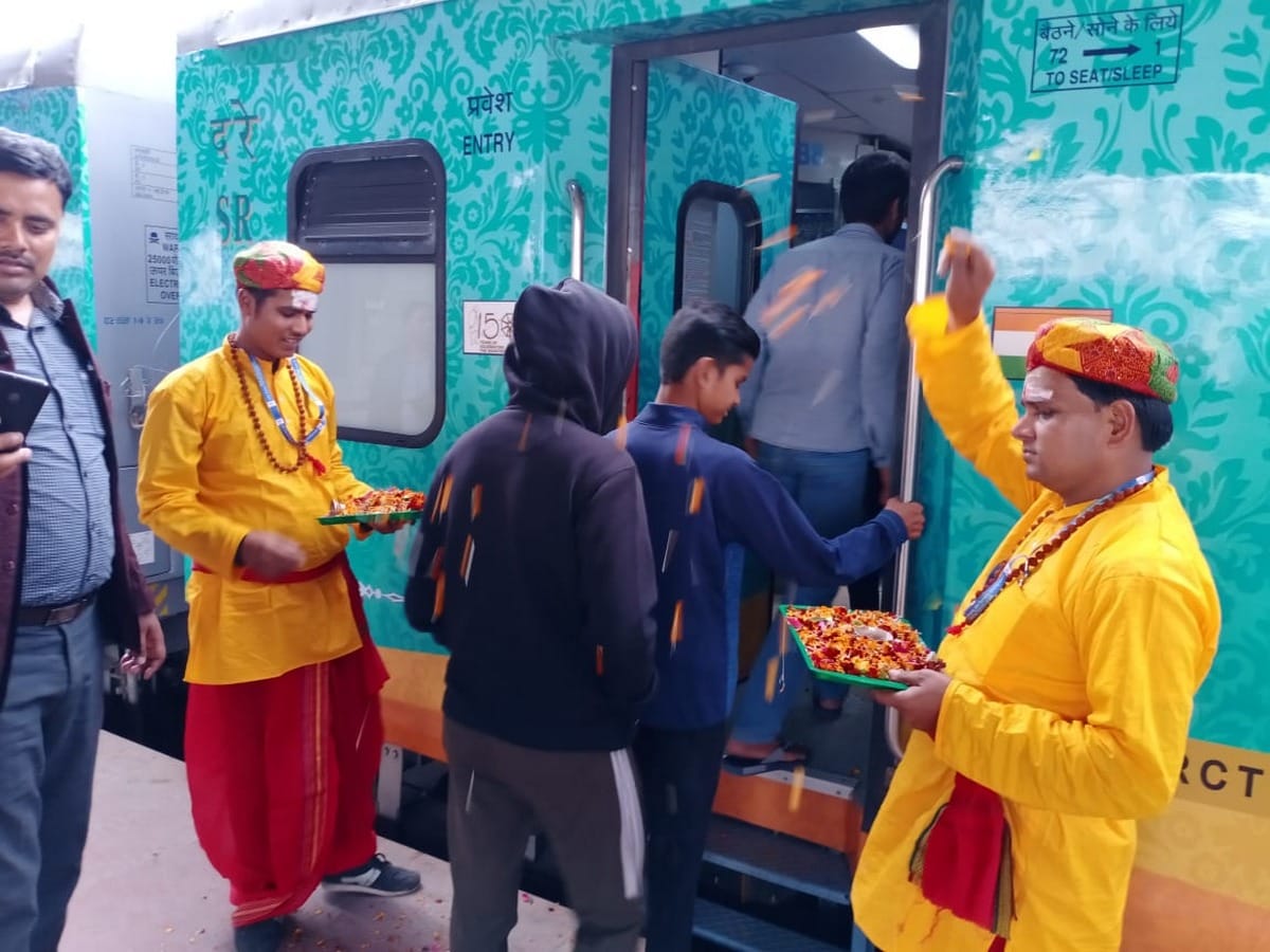 Kashi mahakal express before departs train was canceled show on screen cantt station varanasi