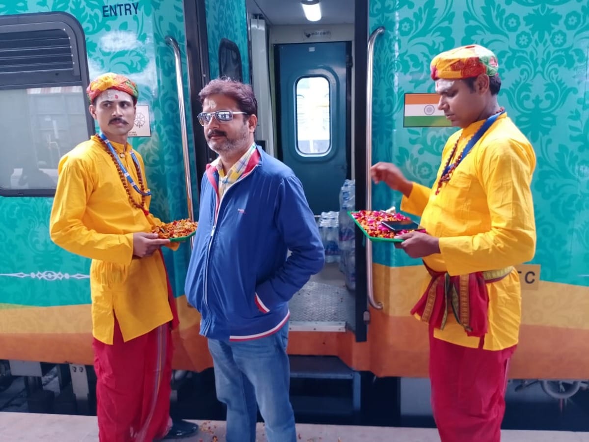 Kashi Mahakal Express departs on time from varanasi to indore in cantt station
