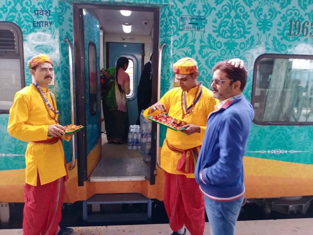 BJP MP Shankar Lalwani makes Swastik on Lokopilat cabin and departs Mahakal Express