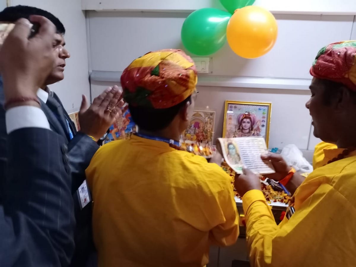 Prayer recited before departure of Mahakal Express, changed location of Shiva family