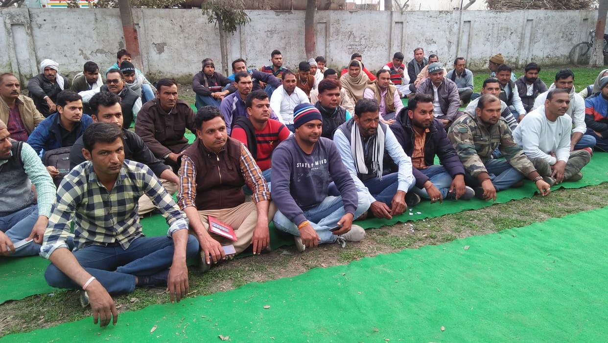 Salary not received, 250 employees started protesting