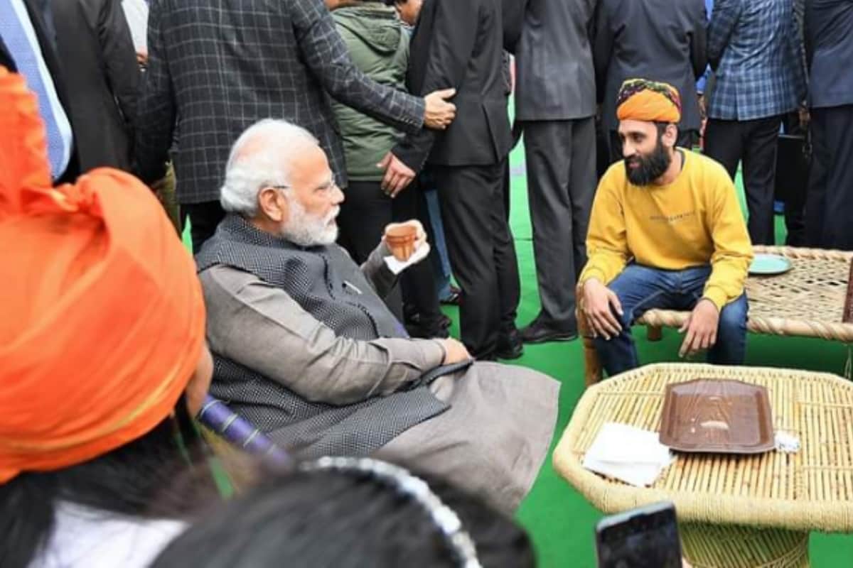 PM Modi took tea at Meerut Rehan stall, paid forty rupee
