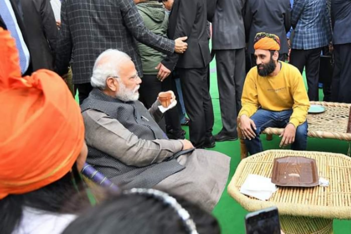 PM Modi took tea at Meerut Rehan stall, paid forty rupee