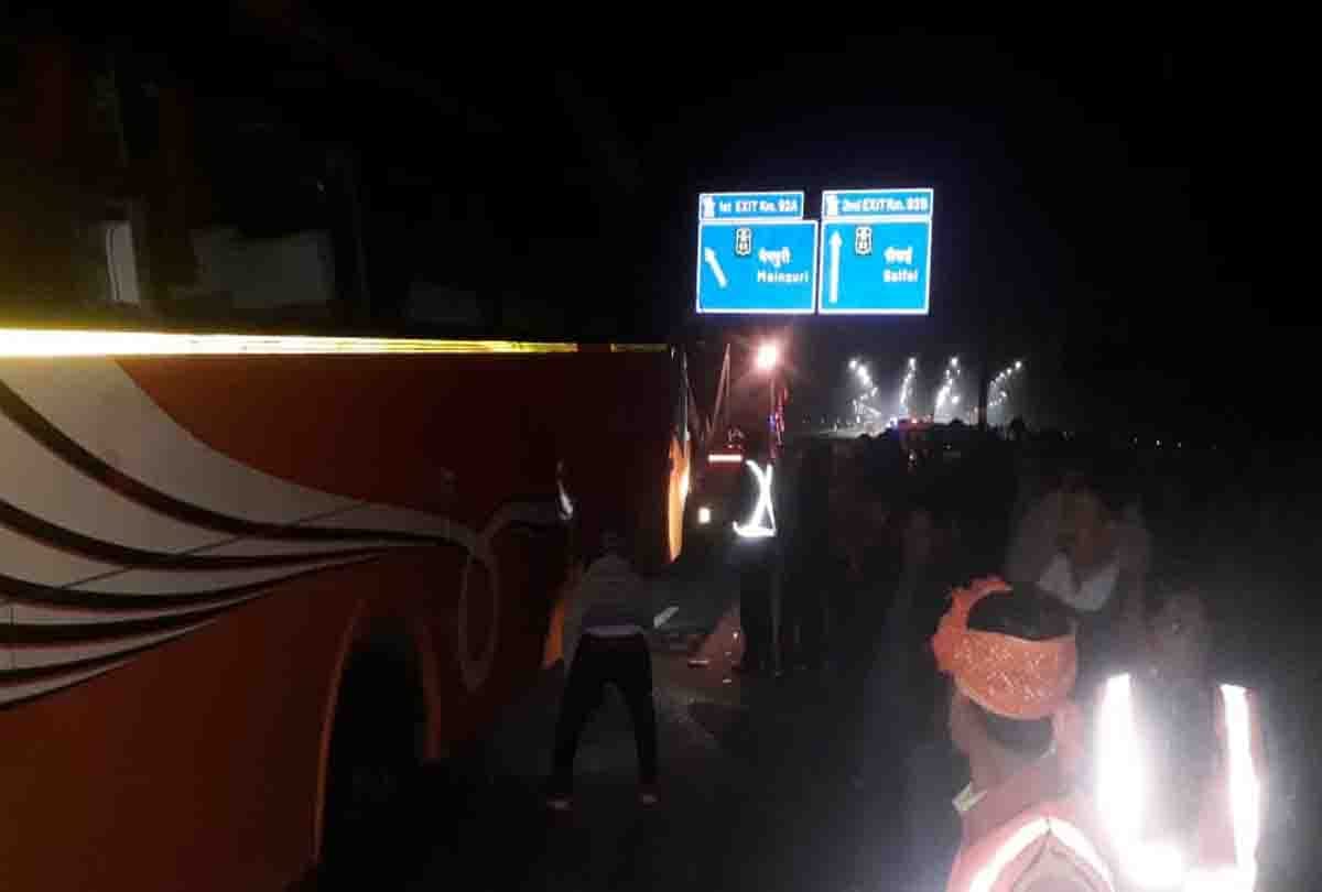 Bus-truck collision Agra-Lucknow expressway, 29 people injured