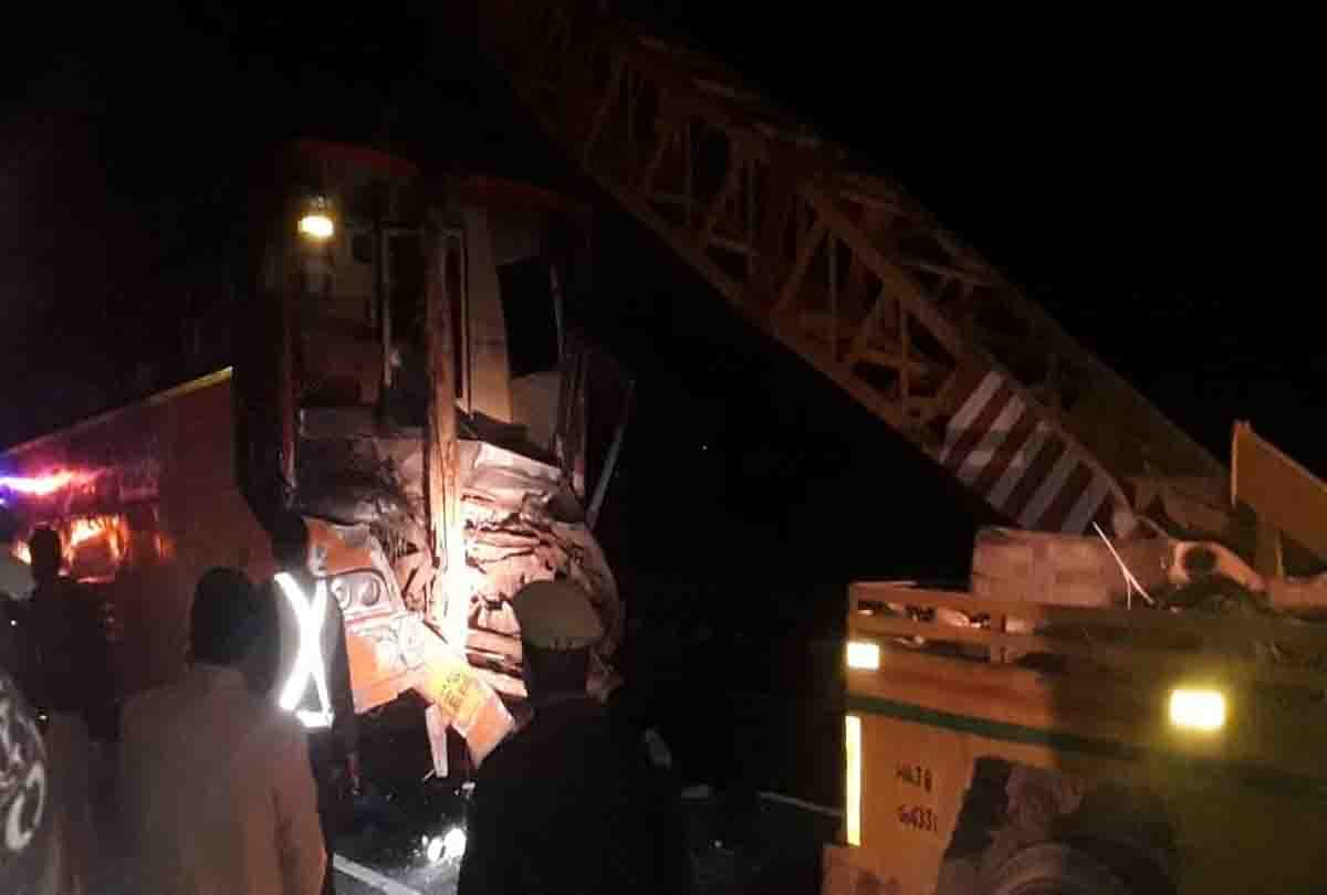 Bus-truck collision Agra-Lucknow expressway, 29 people injured