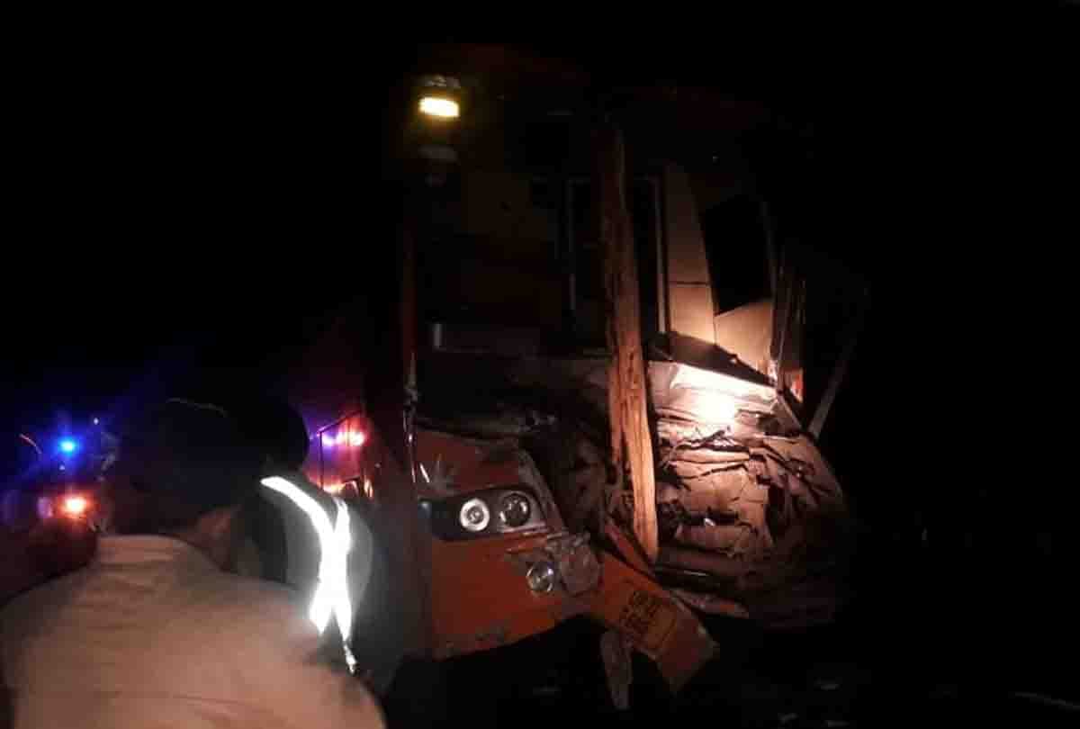 Bus-truck collision Agra-Lucknow expressway, 29 people injured