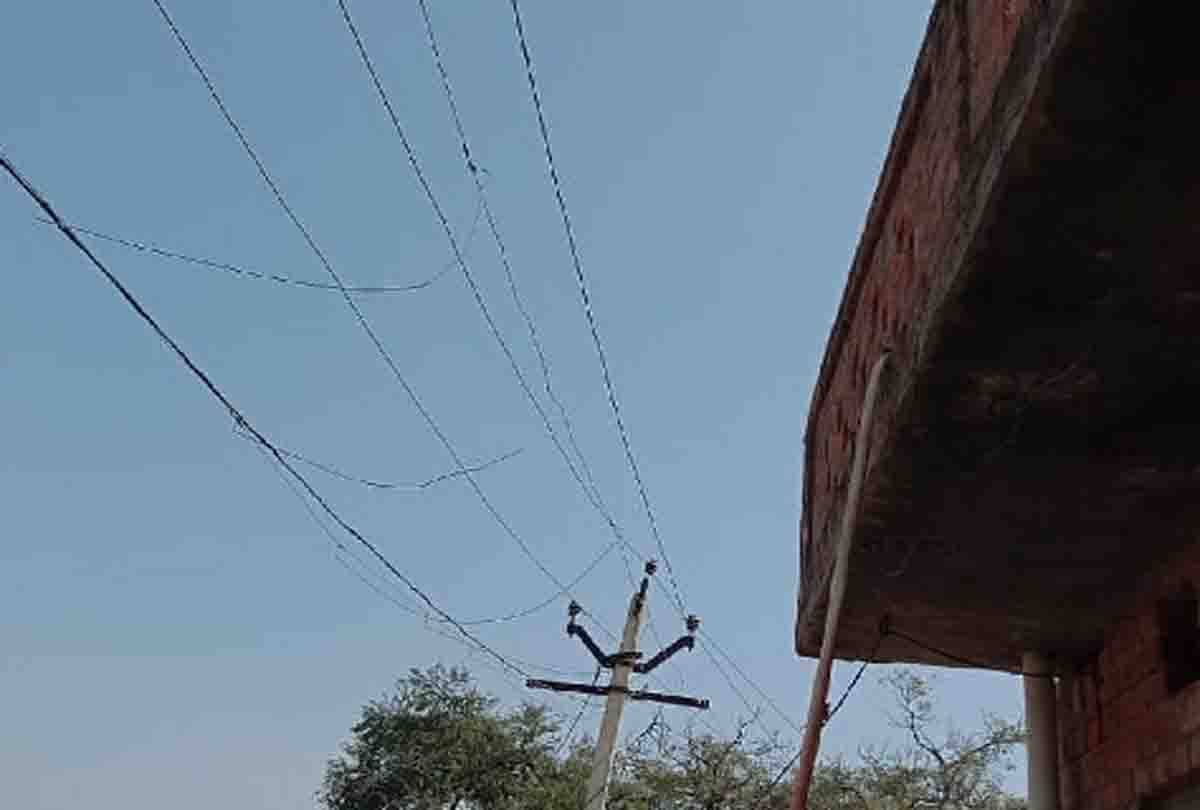 JE suspended for illegally shifting line in Gorakhpur