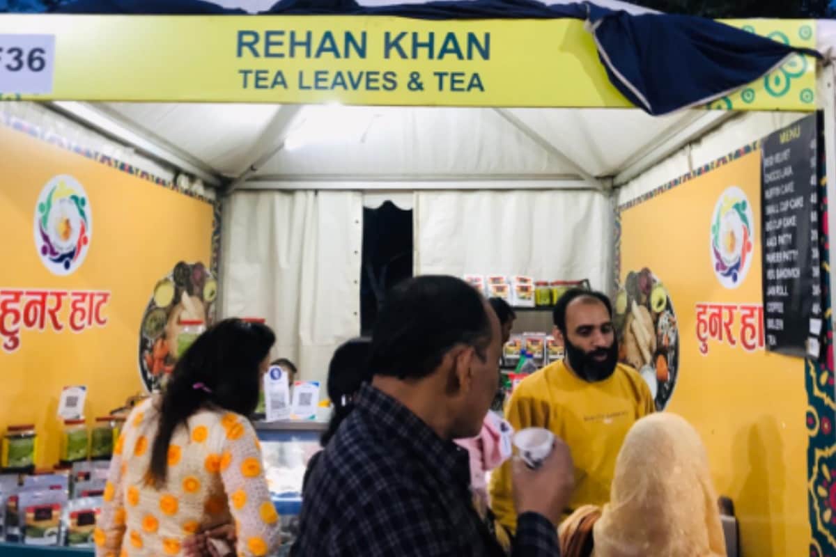PM Modi took tea at Meerut Rehan stall, paid forty rupee