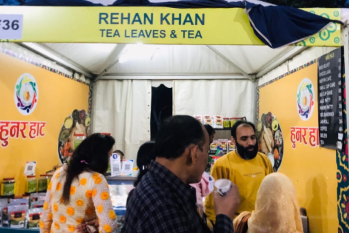 PM Modi took tea at Meerut Rehan stall, paid forty rupee