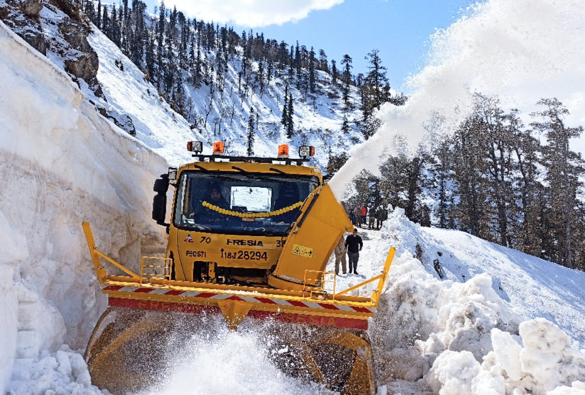 After fresh snowfall in Rohtang pass BRO started snow clearance mission