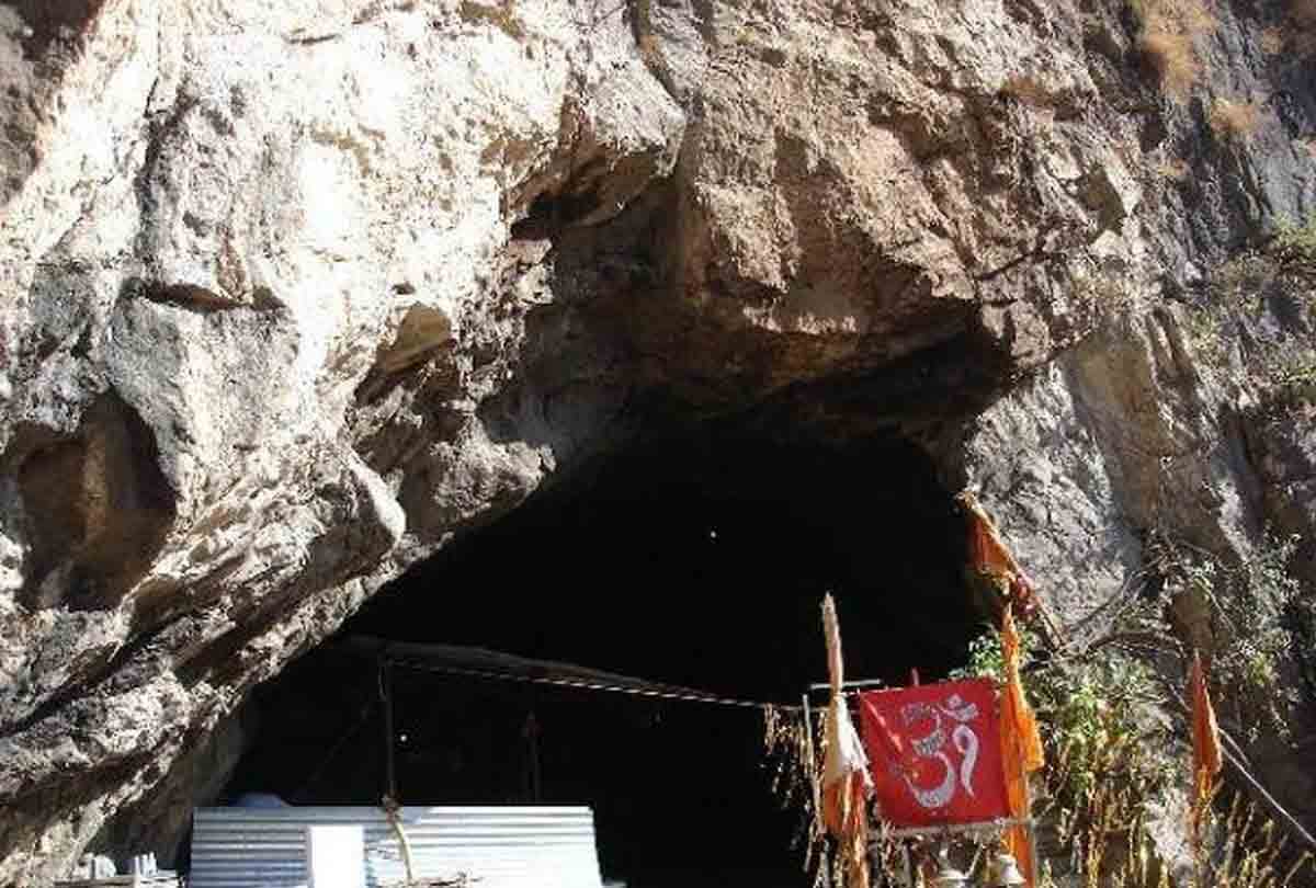 this Shivgufa is called Mini Amarnath