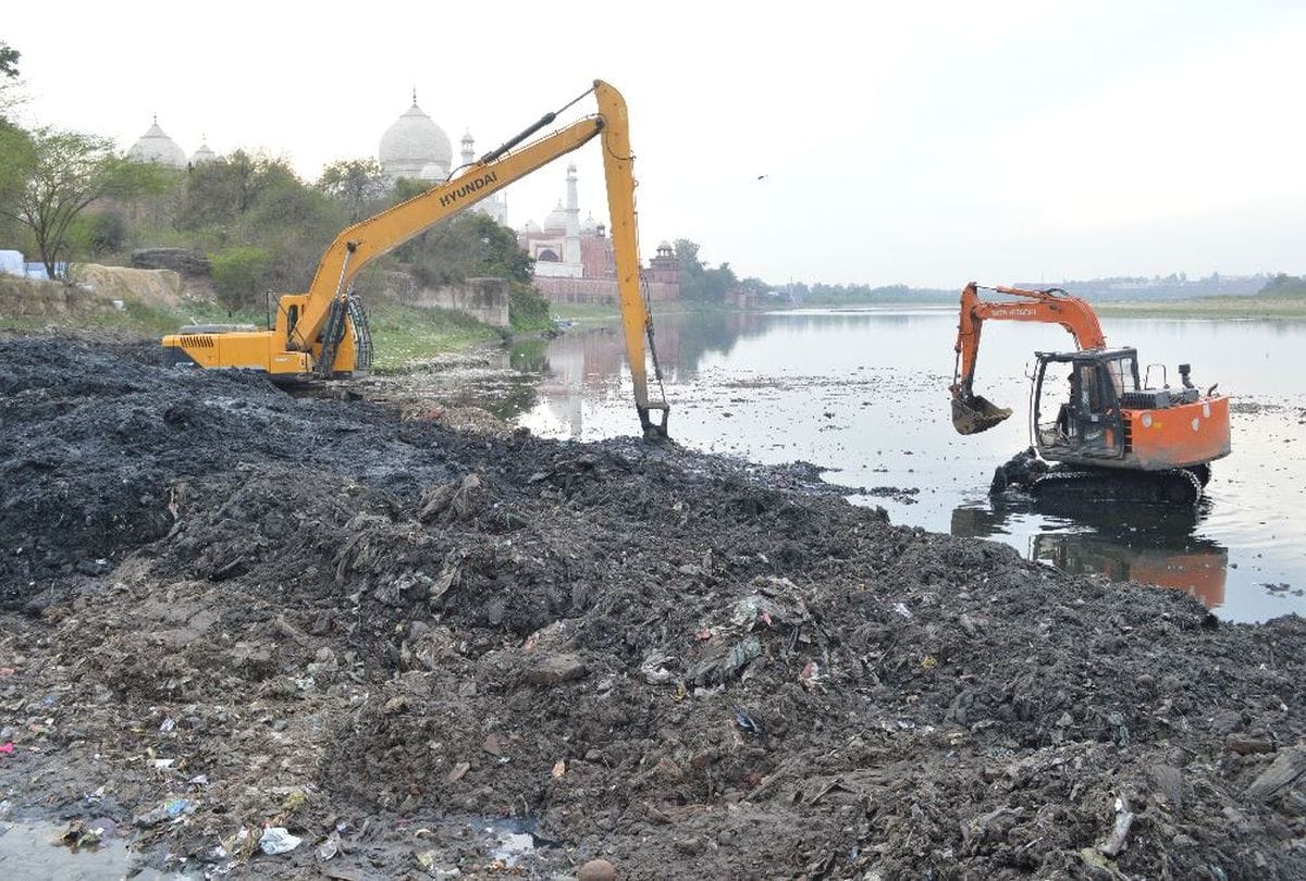 behind the Taj Mahal shows dirt and garbage in the Yamuna
