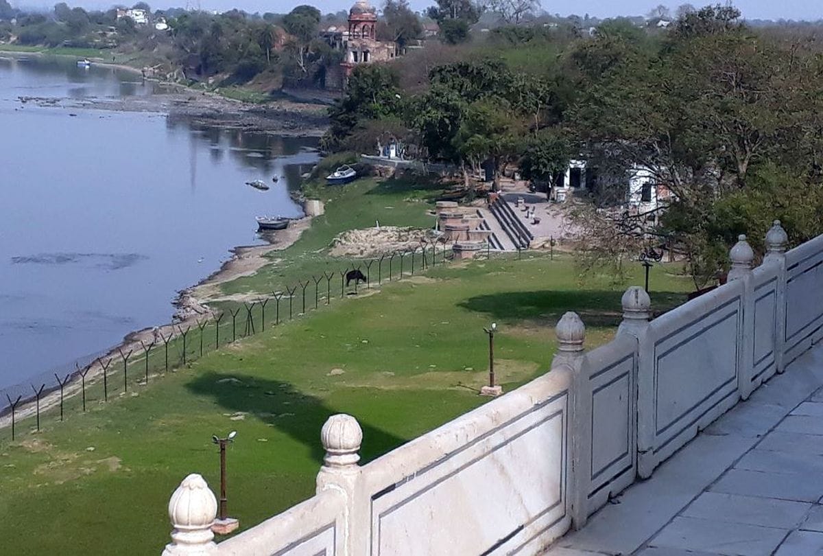 behind the Taj Mahal shows dirt and garbage in the Yamuna