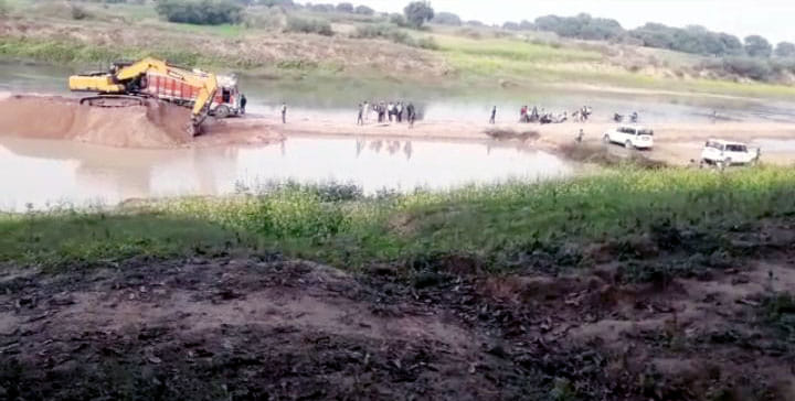 Sina ripping off JCB by stopping river stream in Chitrakoot