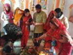 1एमएनपी-22-किशनी स्थित मंदिर में पूजा अर्चना करते श्रद्धालु
