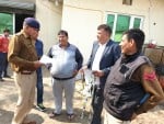 49 - छापे के दौरान जांच करते तथा आरोपी से पूछताछ करते पुलिस कर्मचारी।