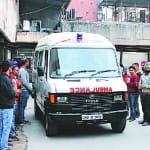 नवजात के शव को ले जाती एंबुलेंस