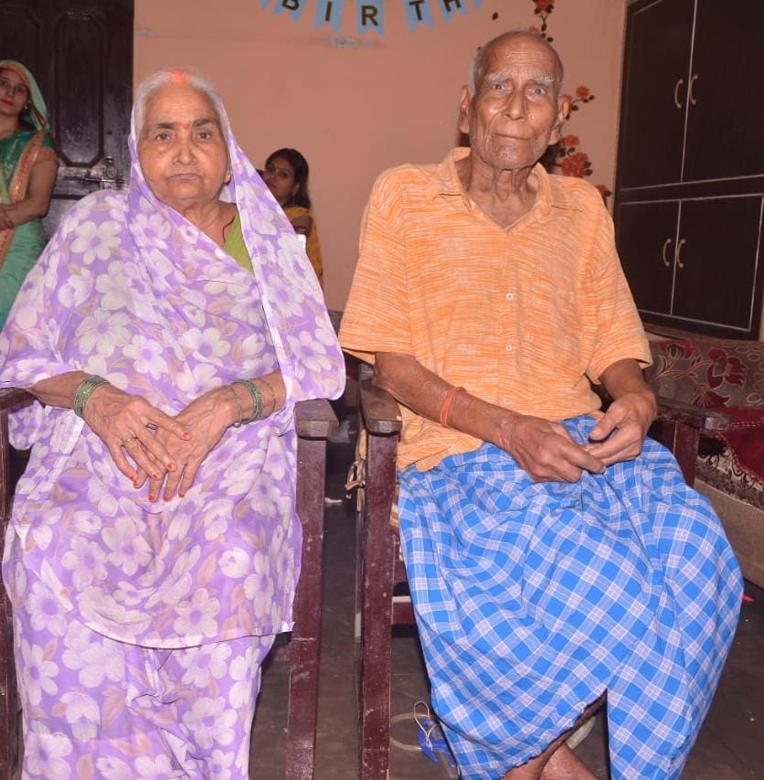Husband could not bear disconnection of wife, passed away with in one hour