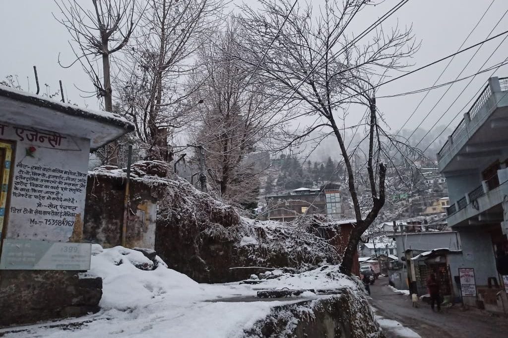 Munsari road closed due to snowfall