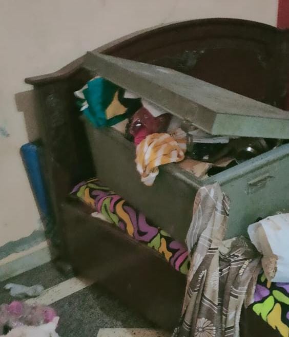 Jewelry, cash and goods stolen from a closed house