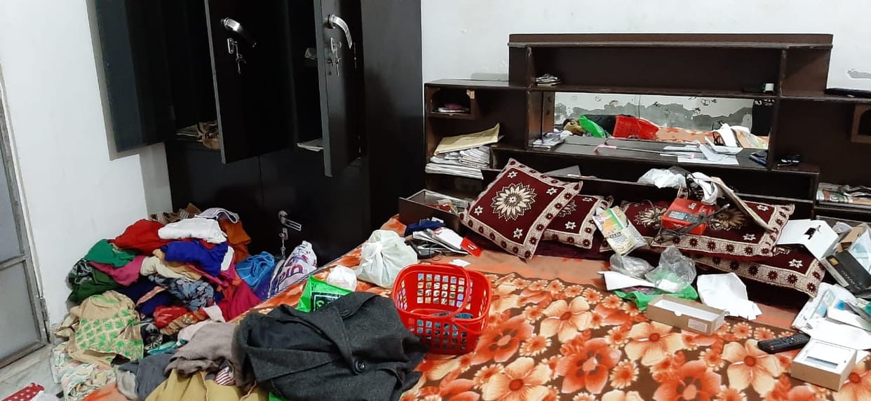 Jewelry with cash worth two lakhs stolen, locks in the house