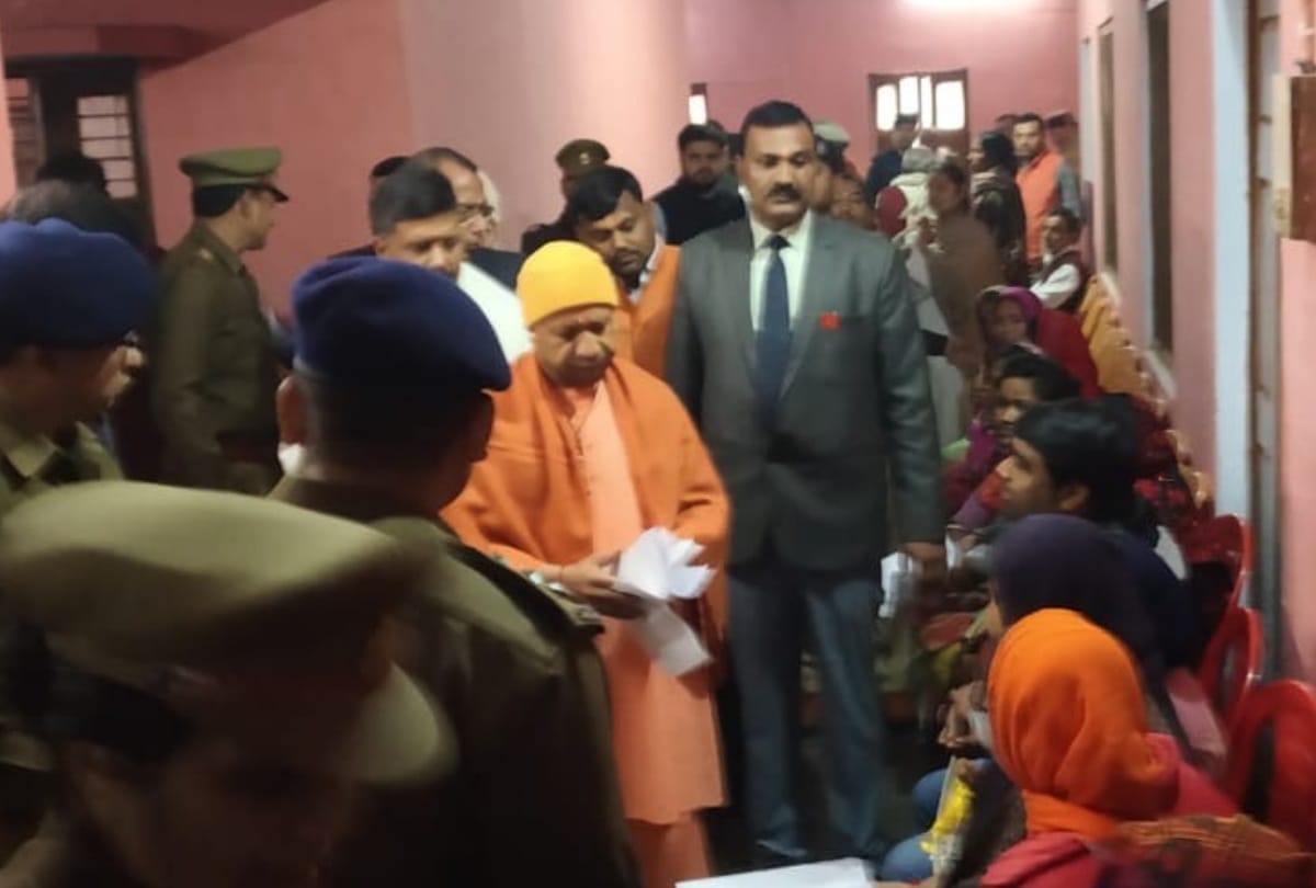 police leave man after CM Yogi order to arrest in Janta darbar at Gorakhnath temple Gorakhpur