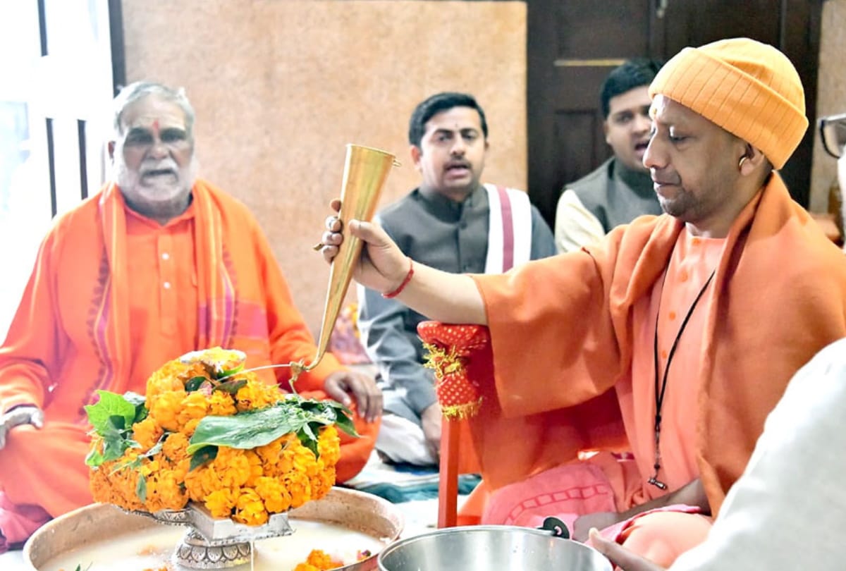 CM Yogi Adityanath worshiped on Maha shivratri at Gorakhnath temple