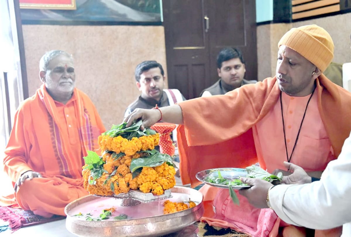 CM Yogi Adityanath worshiped on Maha shivratri at Gorakhnath temple