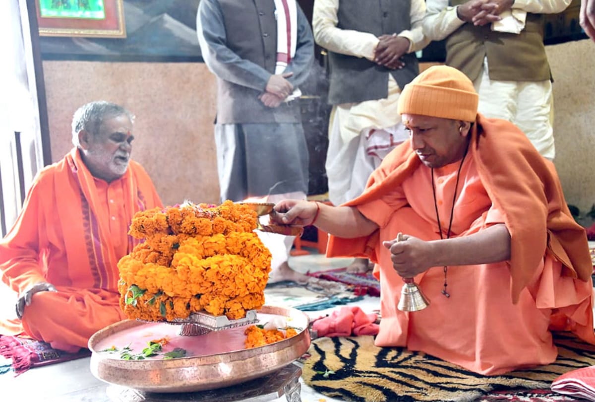 CM Yogi Adityanath worshiped on Maha shivratri at Gorakhnath temple