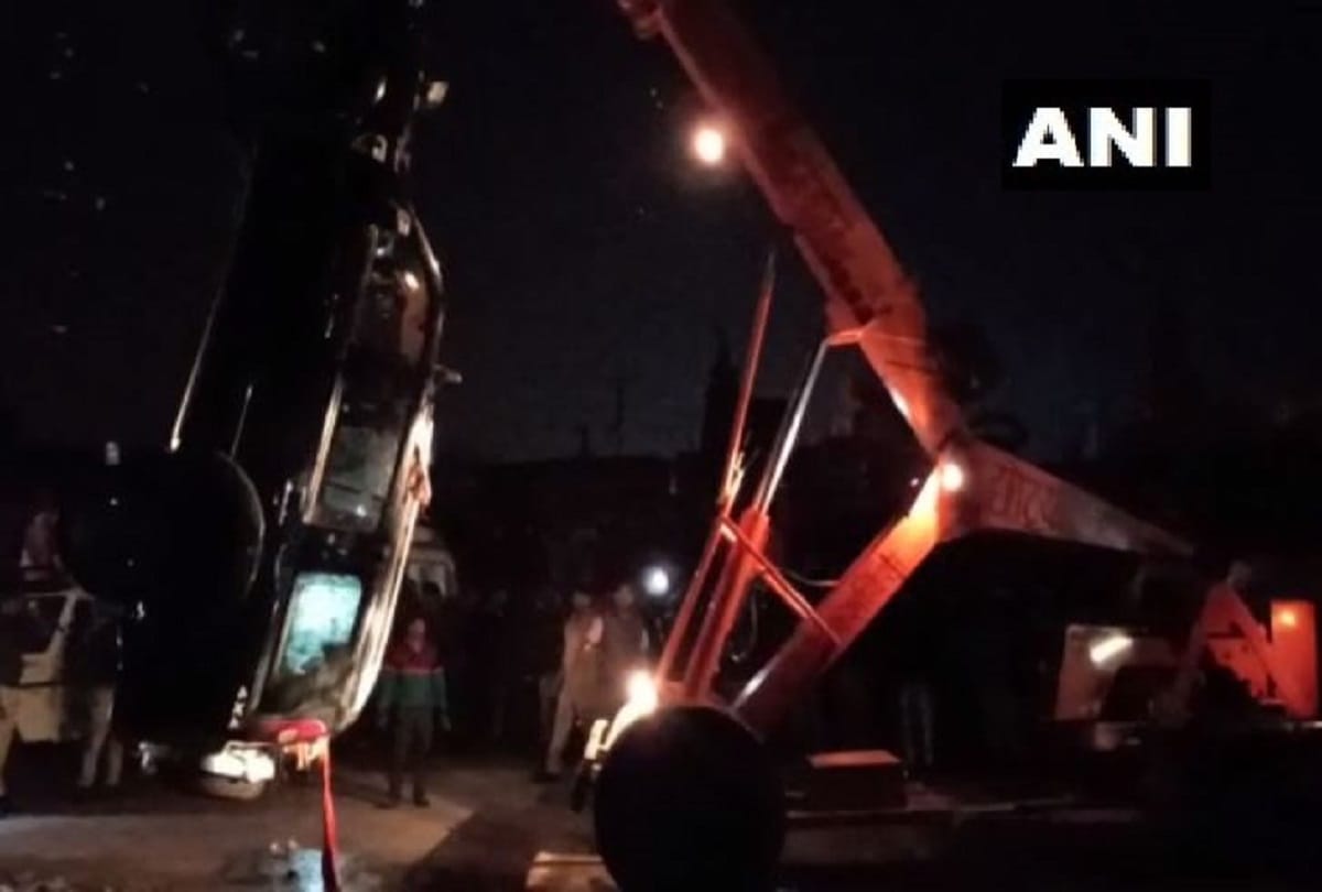 Car Accident in Madhya Pradesh vehicle plunged into Gauri Lake in Bhind after driver lost control