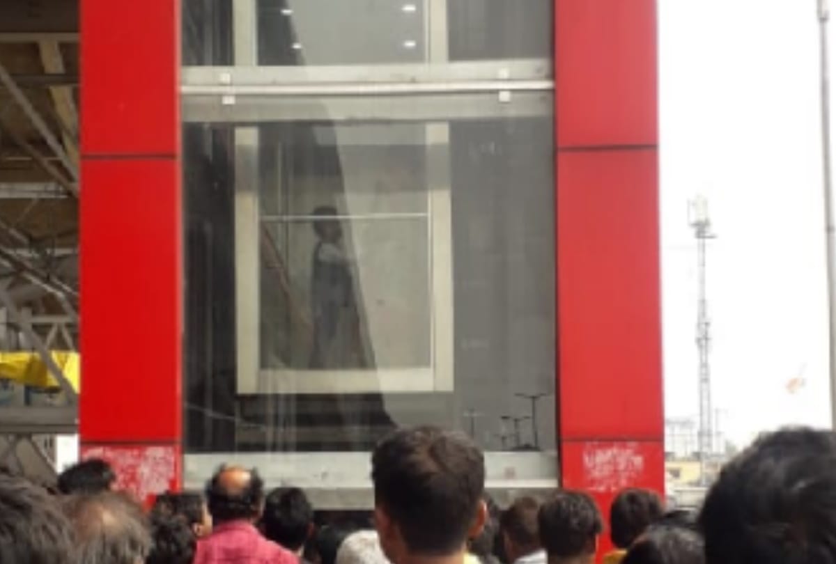 Child and elderly woman stuck in an hour lift at Railways station Gorakhpur