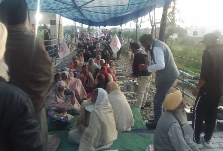 Farmers sitting on railway track in Punjab's gurdaspur