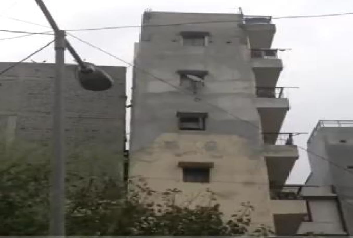 pocklain machine will demolish the munirka building